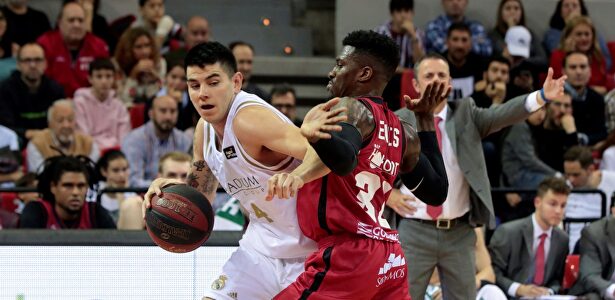 Gabriel Deck, en acción ante el Casademont Zaragoza. |  EFE