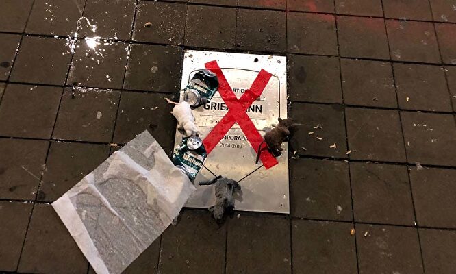 Basura y ratas de peluche sobre la placa de Griezmann en el Metropolitano