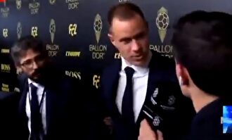 El enganchón del periodista Edu Aguirre con Messi y Ter Stegen en la gala del Balón de Oro