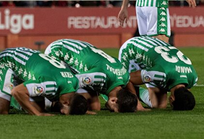 Celebración musulmana de Fekir (i), Feddal (c) y Mandi en el Mallorca-Betis. |  EFE