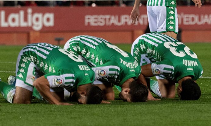 Celebración musulmana de Fekir (i), Feddal (c) y Mandi en el Mallorca-Betis. |  EFE