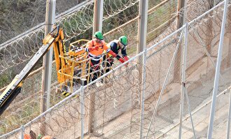 Retirada de las concertinas en Ceuta. |  Europa Press