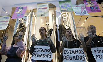 Manifestantes en el escaparate de Zara en Gran Vía (Madrid) |  Twitter