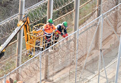 Retirada de las concertinas en el vallado de Ceuta. | Europa Press
