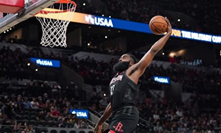 James Harden, en acción durante el Suns-Rockets. |  EFE