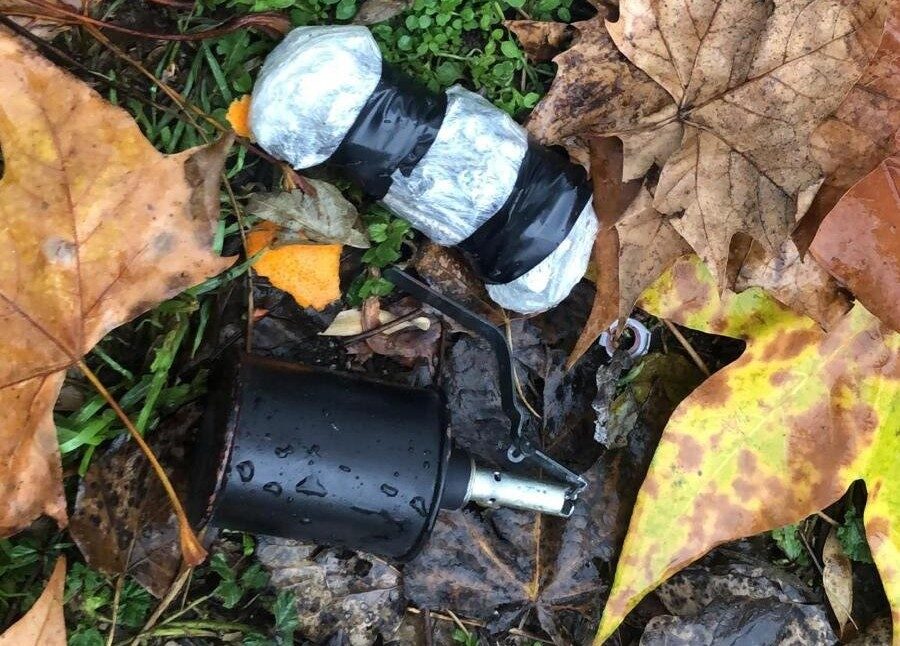 Vista del artefacto explosivo que fue detonado por los Tedax en Hortaleza |  EFE