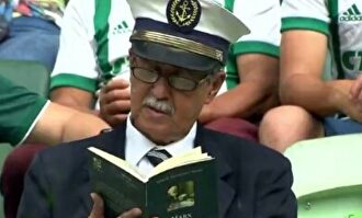 Un seguidor del Palmeiras, leyendo un libro de Karl Marx en pleno partido. |  Twitter