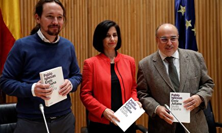 Pablo Iglesias, este jueves en el Congreso con los periodistas Lola García y Enric Juliana. |  EFE