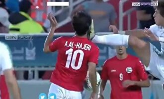 Le propina una patada brutal en la cabeza... y se sorprende al ser expulsado