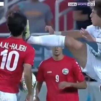 Le propina una patada brutal en la cabeza... y se sorprende al ser expulsado