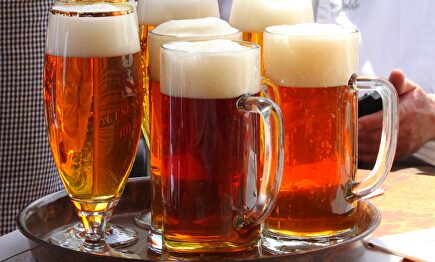 El menú del día consta de un precio, un segundo, postre, pan y bebida |  Wikipedia/Benreis