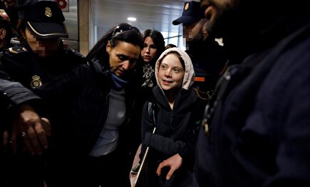 Greta llegando a Chamartín |  EFE