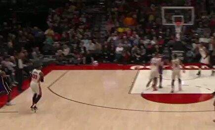 El 'culazo' de la NBA: Lebron James derriba a una seguidora en pleno partido