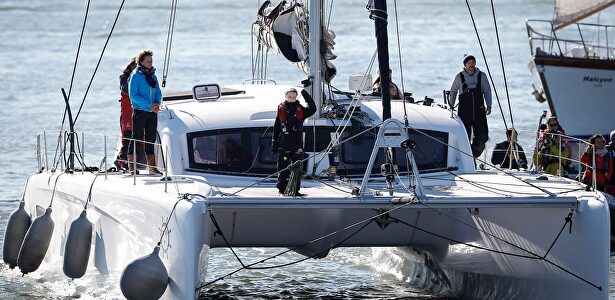 Greta Thunberg saluda esta semana, a su llegada a Lisboa, desde la cubierta del catamarán en el que ha atravesado el Océano Atlántico. |  EFE
