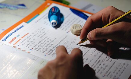 Un escolar hace sus deberes en Valladolid este martes, día en que se hizo público el informe internacional PISA 2018. |  EFE