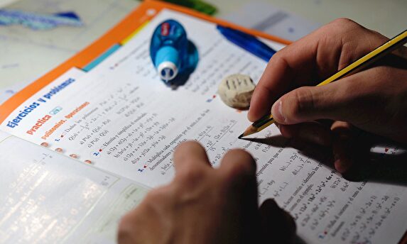 Un escolar hace sus deberes en Valladolid este martes, día en que se hizo público el informe internacional PISA 2018. |  EFE