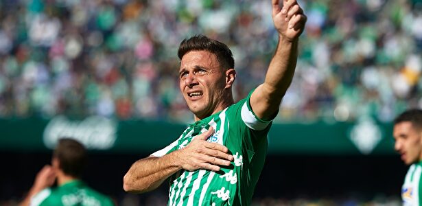 Joaquín celebra uno de sus goles. |  EFE