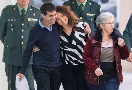 El padre, la tía y la abuela de la niña, este lunes |  EFE