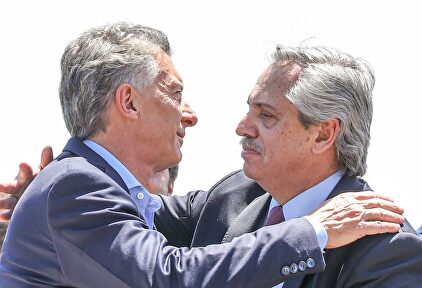 El abrazo entre Mauricio Macri y Alberto Fernández. |  EFE