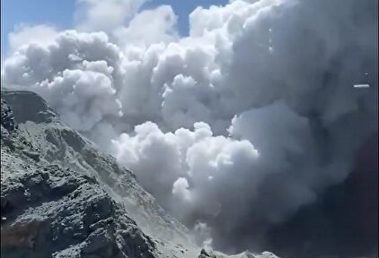 Erupción en la isla neozelandesa en una imagen captada por un turista |  EFE