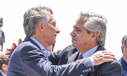 El abrazo entre Mauricio Macri y Alberto Fernández. |  EFE