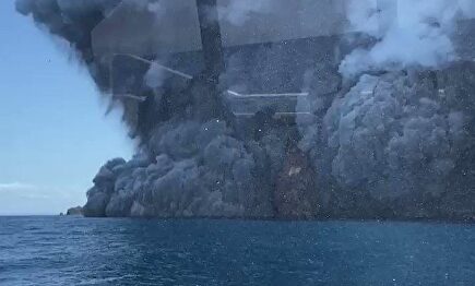 Turistas filman desde sus barcos la espectacular erupción de un volcán en Nueva Zelanda