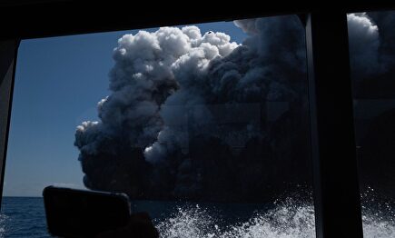 Las fotos de la erupción en Nueva Zelanda de un turista que logró huir