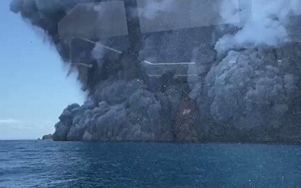 Turistas filman desde sus barcos la espectacular erupción de un volcán en Nueva Zelanda