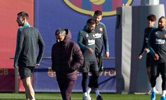 Ernesto Valverde dirige el entrenamiento del Barcelona en Sant Joan Despí. |  EFE