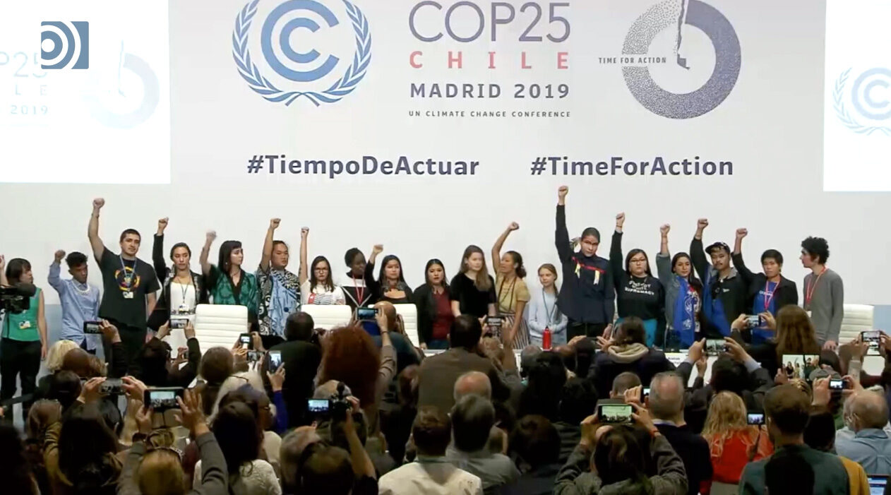 Greta Thunberg, rodeada de jóvenes con el puño en alto, esta semana, en la COP-25 de Madrid. |  Europa Press