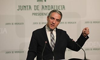 El consejero de la Presidencia, Elías Bendodo, en la rueda de prensa de este martes |  Europa Press