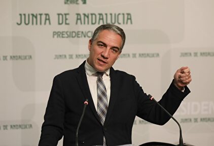 El consejero de la Presidencia, Elías Bendodo, en la rueda de prensa de este martes |  Europa Press