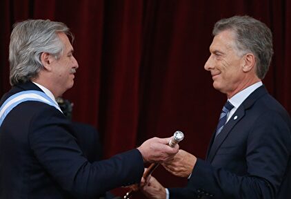 El presidente electo, Alberto Fernández, recibe el bastón de mando de manos del presidente saliente, Mauricio Macri. |  EFE