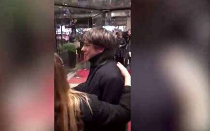 Increpan a Puigdemont en Bruselas: "delincuente", "a prisión", "viva España"