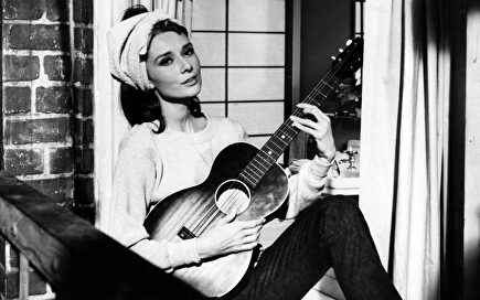 Audrey Hepburn canta Moon river en una escena de Desayuno con diamantes |  Archivo