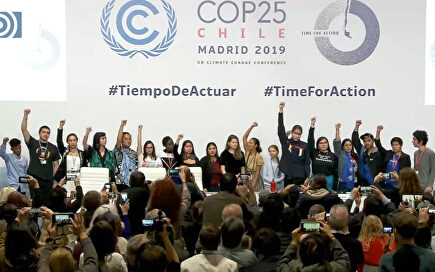 Greta evita poner el puño en alto en la cumbre del clima