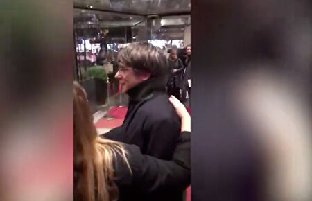 Increpan a Puigdemont en Bruselas: "delincuente", "a prisión", "viva España"