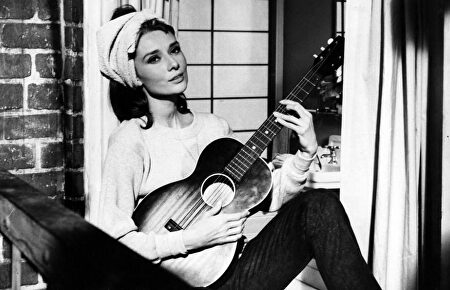 Audrey Hepburn canta Moon river en una escena de Desayuno con diamantes |  Archivo