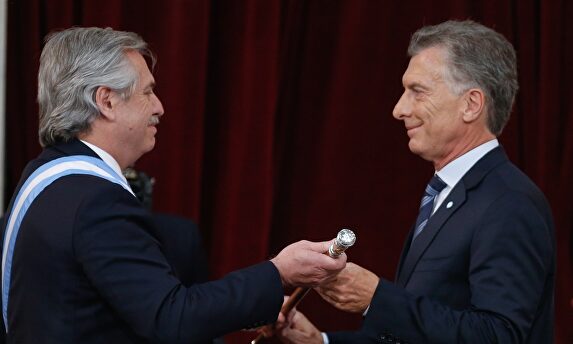El presidente electo, Alberto Fernández, recibe el bastón de mando de manos del presidente saliente, Mauricio Macri. |  EFE