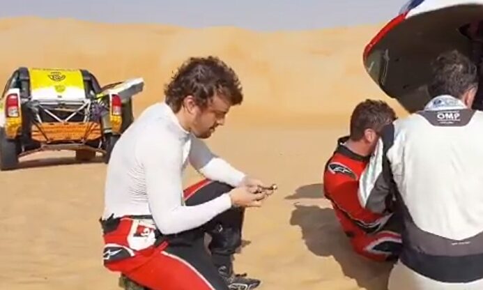 El vacile de Jesús Calleja a Fernando Alonso al encallar en una duna