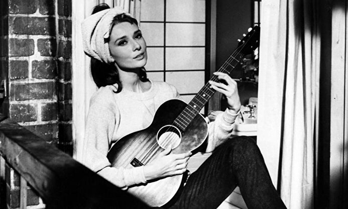 Audrey Hepburn canta Moon river en una escena de Desayuno con diamantes |  Archivo