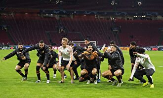 Los jugadores del Valencia celebran la clasificación para octavos de final. |  EFE