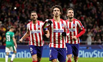 Joao Félix celebra junto a Koke y Saúl su gol al Lokomotiv. |  EFE