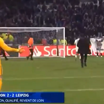 Una bandera racista casi provoca una pelea entre el capitán del Lyon y un ultra