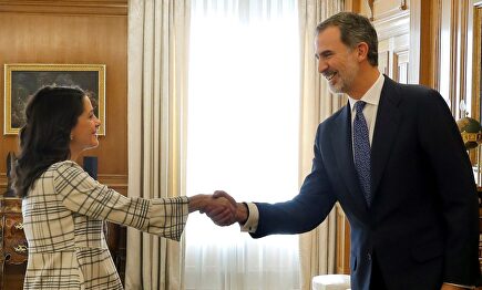 El rey Felipe VI saluda a la portavoz de Ciudadanos, Inés Arrimadas. |  Pool