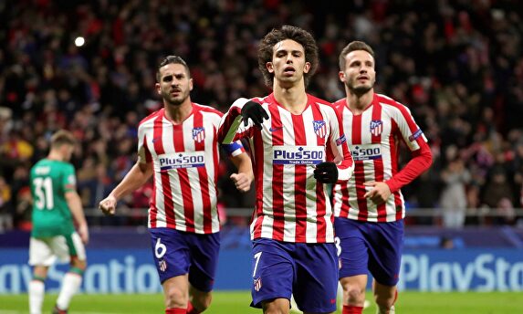 Joao Félix celebra junto a Koke y Saúl su gol al Lokomotiv. |  EFE