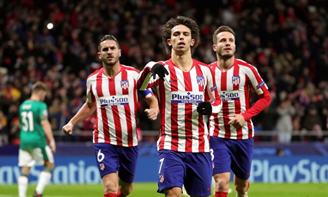Joao Félix celebra junto a Koke y Saúl su gol al Lokomotiv. |  EFE