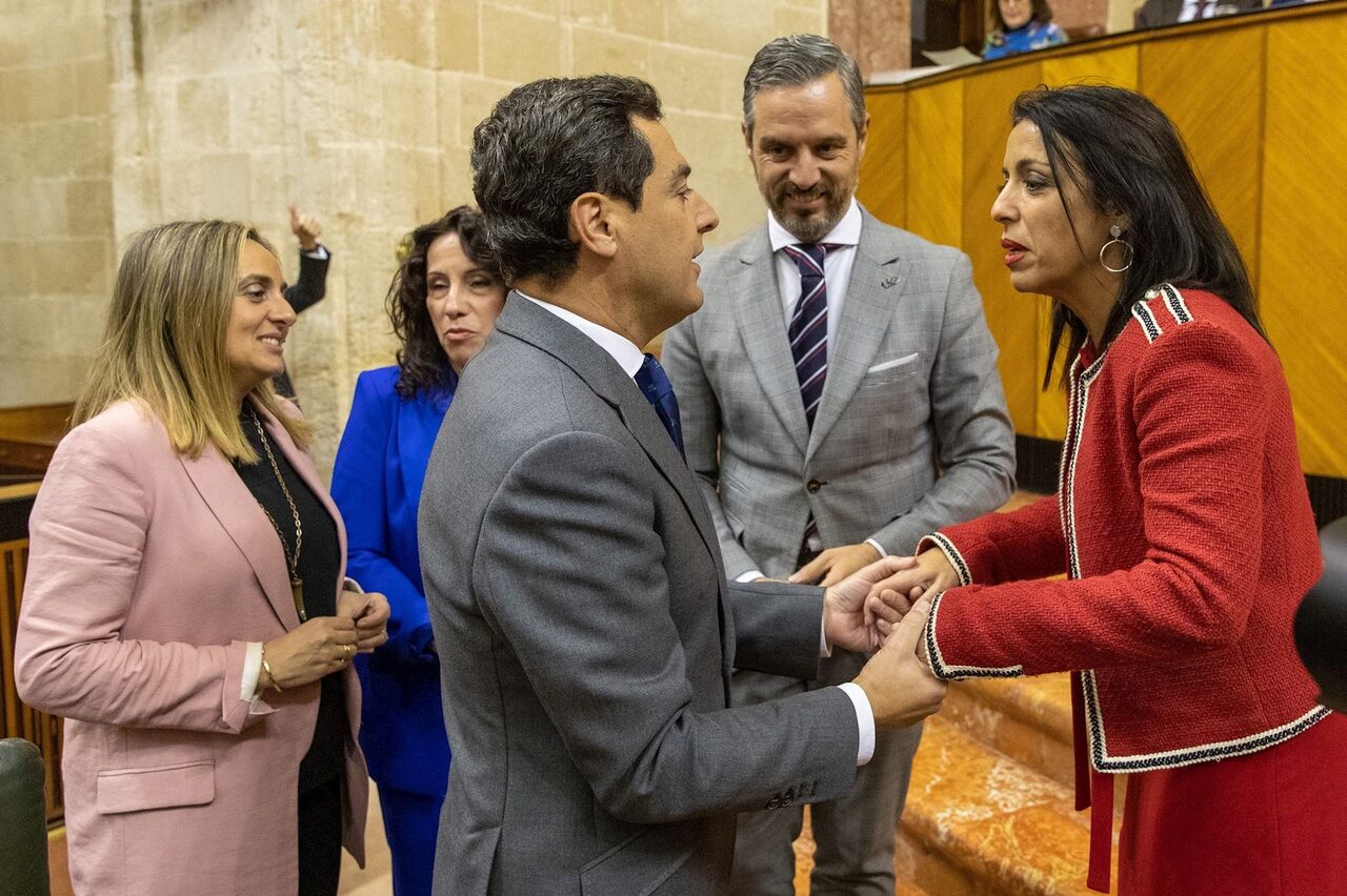 Juan Manuel Moreno saluda a la presidenta de la Cámara, Marta Bosquet |  EFE