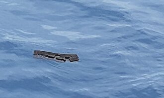 Foto de la Fuerza Aérea de Chile que muestra un pedazo de espuma flotando cerca del área donde desapareció el avión. |  EFE