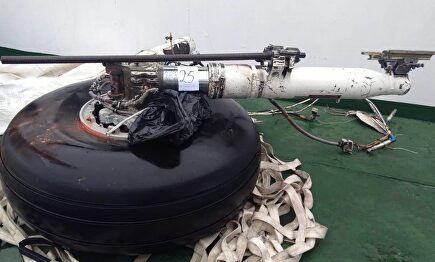 Parte del tren de aterrizaje encontrado el mar de Drake. |  EFE